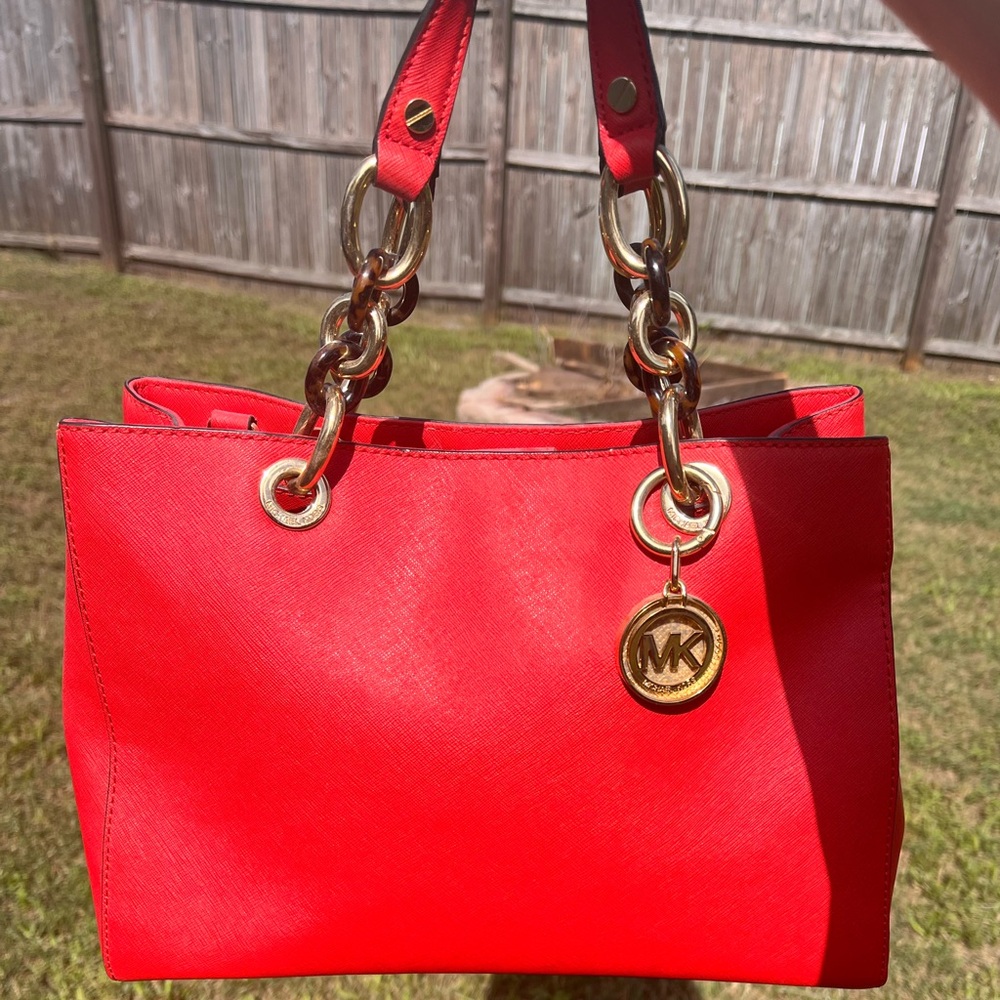 Michael Kors Cynthia Coral Leather Purse. - Picture 5 of 5